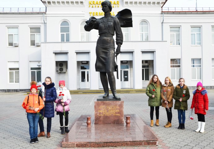 Акция "Цветы у обелиска": отделение хореографии